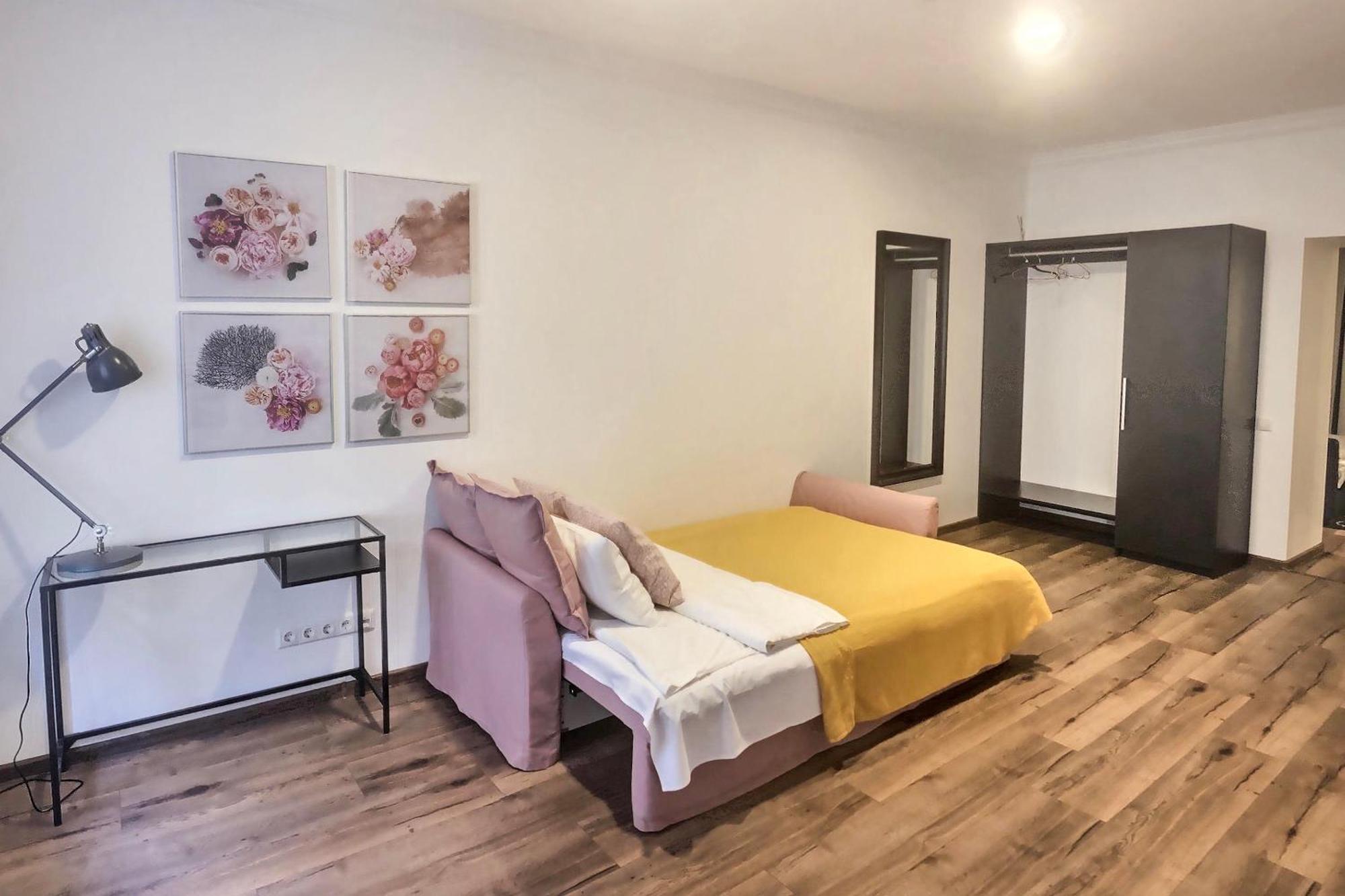 Spacious In Old Appartement Riga